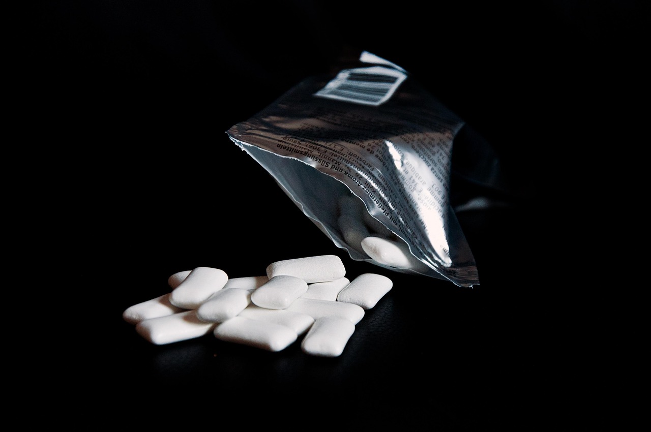 chewing gum table scattered packaging silver black background glittering chewing gum chewing gum chewing gum chewing gum chewing gum