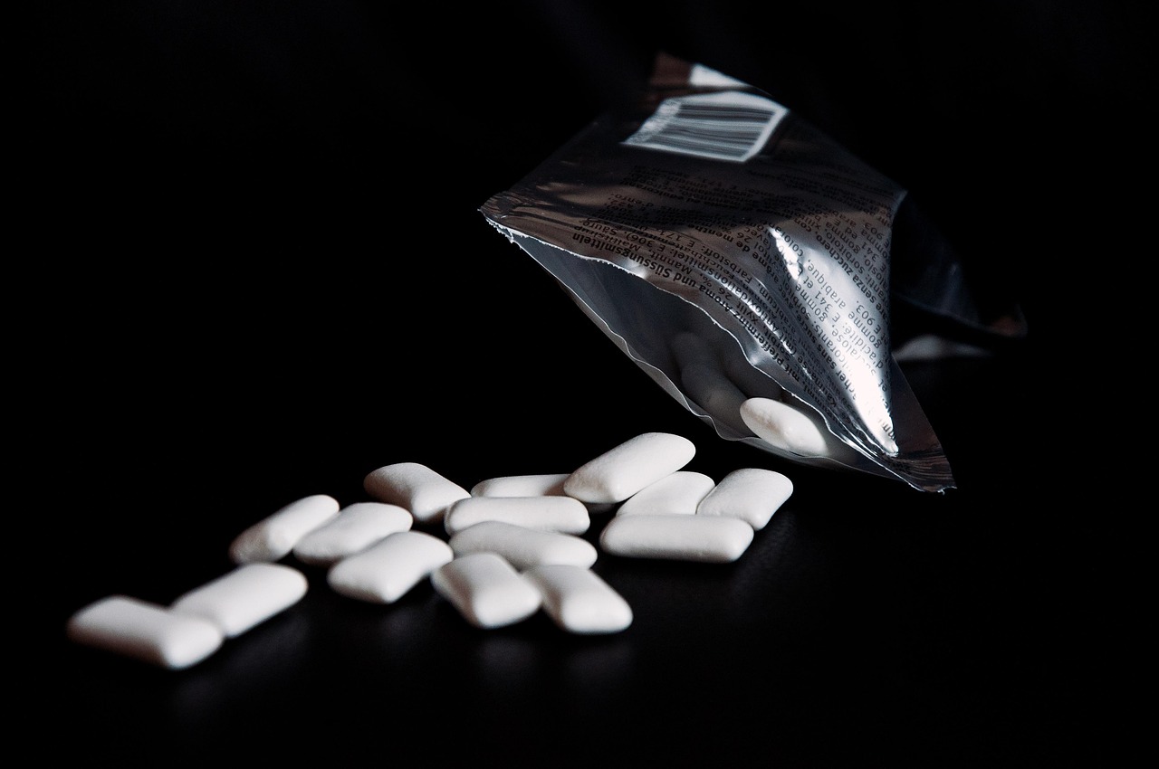 chewing gum table scattered packaging silver black background glittering chewing gum chewing gum chewing gum chewing gum chewing gum