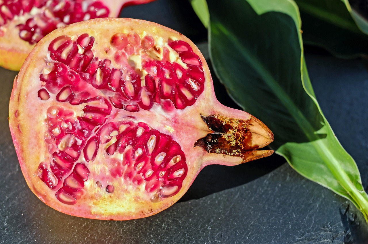 pomegranate fruit seeds cross section half pomegranate half pomegranate seeds vitamins open healthy produce organic fresh fresh pomegranate fresh produce pomegranate pomegranate pomegranate pomegranate pomegranate
