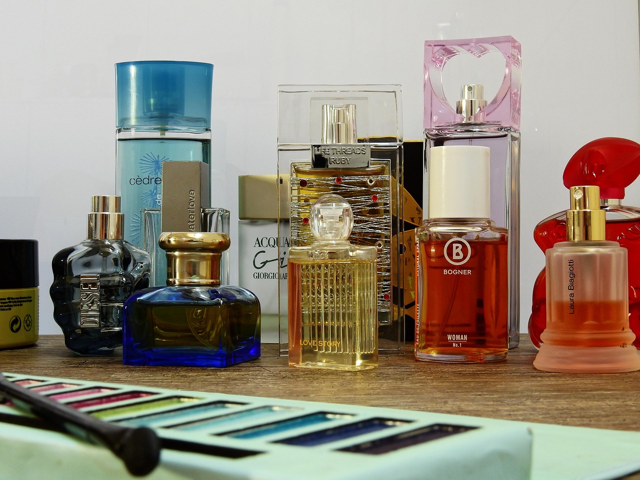 cosmetics make up eye shadow paint brush schmink brush to dye fragrance perfume glass bottle perfume bottle flacon bottle gift deco decoration bath bathroom beauty beautiful perfume perfume perfume perfume perfume